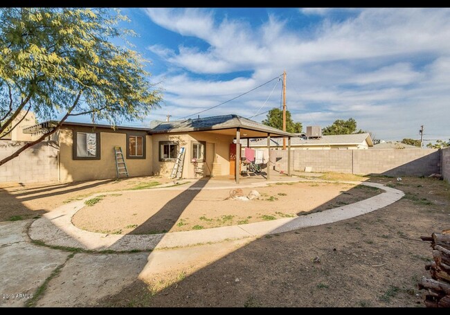 Large backyard-gated - 1721 W Colter St