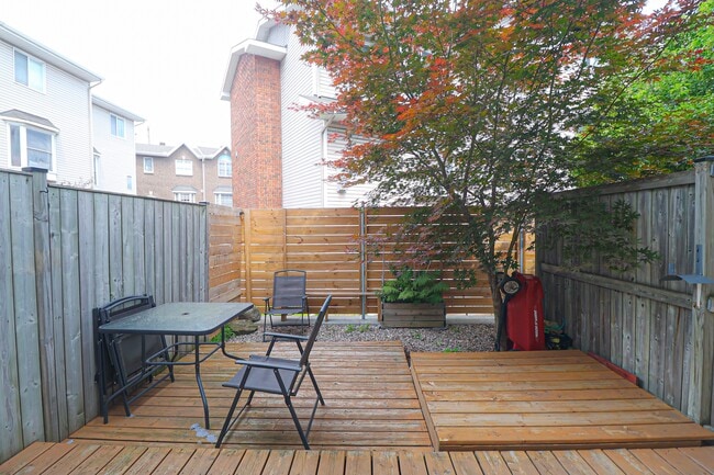 Building Photo - 25 Bayswater Ave