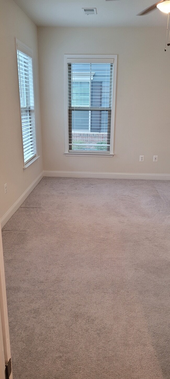 Big room - 2060 Alder Ln