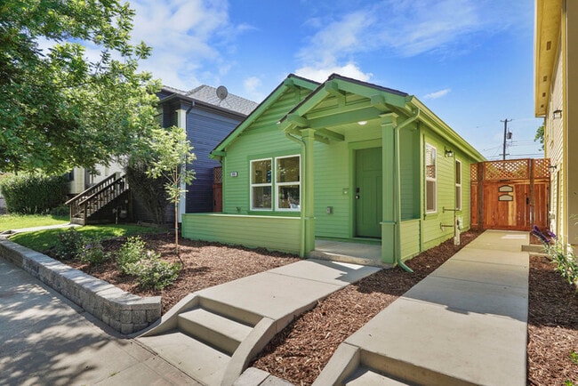 Photo - Beautiful 2 bedroom 1 Bathroom for rent in North Oak Park! Close to UC Davis and McGeorge Law House