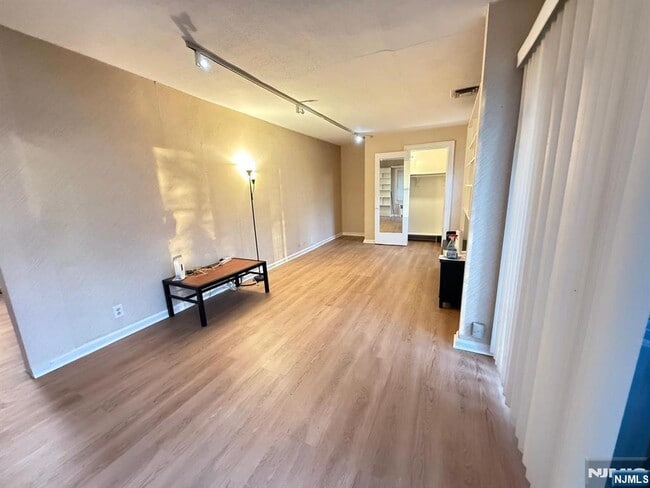 Building Photo - 272 Frances St