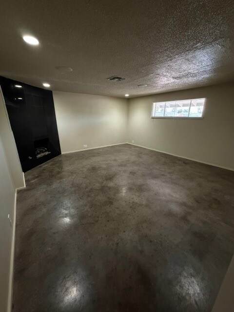 Building Photo - 3724 W Gardenia Ave