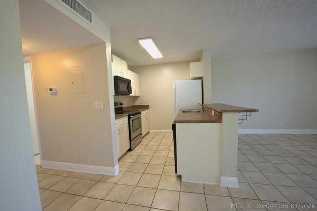 Building Photo - 1523 Meadows Cir