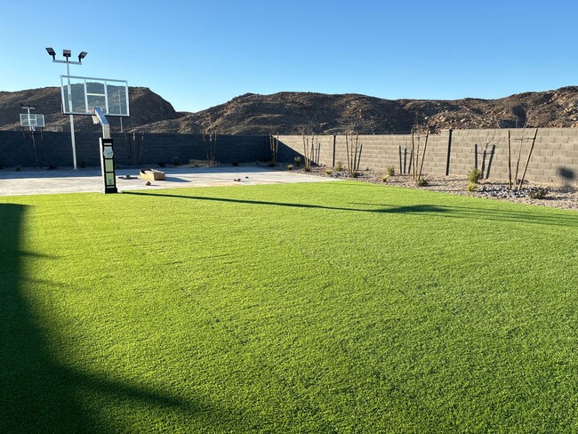 Foto del edificio - 6 bed / 4 bath / 3 car garage custom home ...
