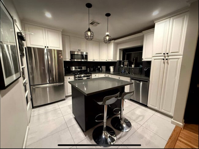 Foto del edificio - 404 S Beachwood Dr