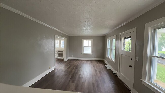 Building Photo - 2040 Wyndhurst Rd