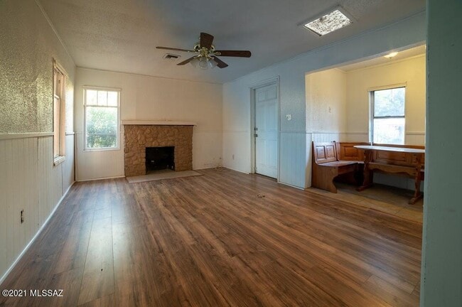 Building Photo - 804 N Perry Ave