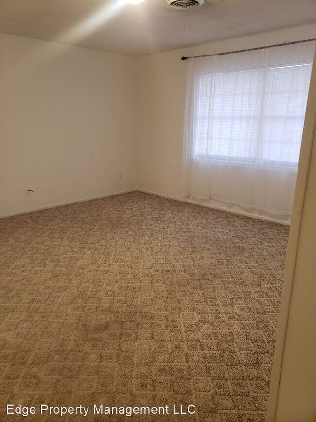 Building Photo - 3 br, 2 bath House - 4312 Summit Cir