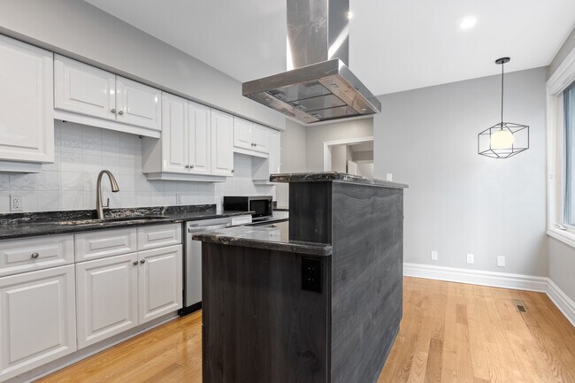 Building Photo - Renovated 4-Bedroom Family Home Near Rockcliffe Park