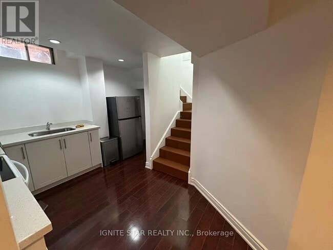 Building Photo - 3405 Colonial Dr