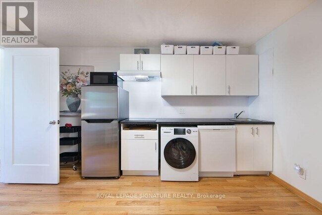 Building Photo - 6436 Chaumont Crescent