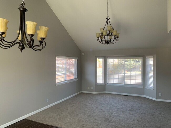 Building Photo - 3 Bed/2.5 Bath NE Bend Single Family Home with Hot Tub
