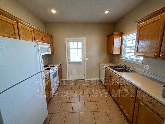 Building Photo - 305 Excalibur Ct