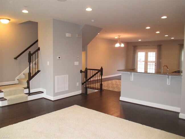Building Photo - 3 br, 2.5 bath Townhome - 601 Waveland Ave