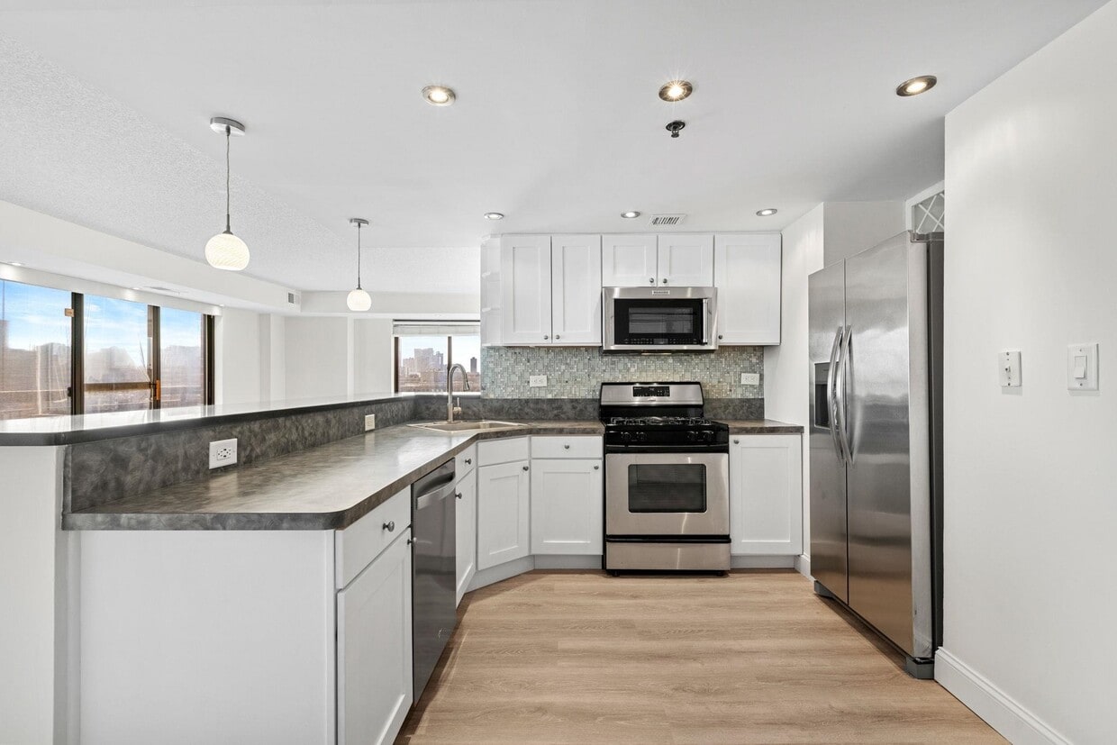 Primary Photo - 700 1st St