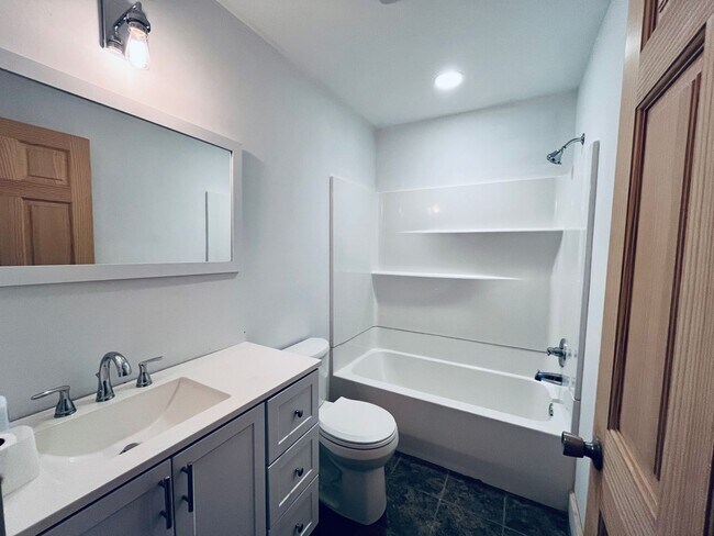 Foto del edificio - AVAILABLE NOW!