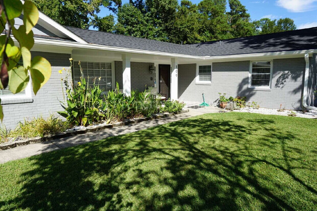 Primary Photo - 109 E Sand Hills Dr