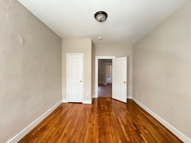393 13th Ave 7 - 402 13th Ave