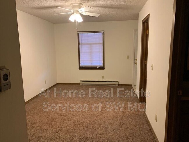 Foto del edificio - 2049 S National Ave