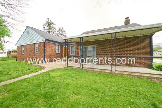 Foto del edificio - Charming 3-Bed Home with Separate Carriage Units in Indianapolis
