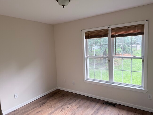 Building Photo - 5931 Lee Cline Rd