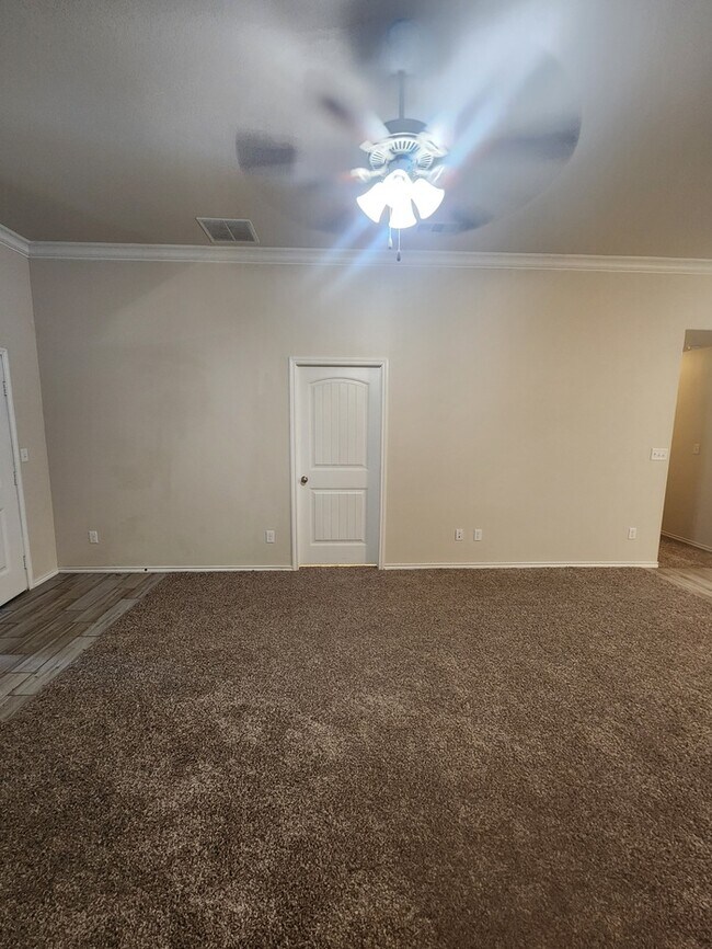 Foto del edificio - 3 bed 2 bath home in Lone Star Trails
