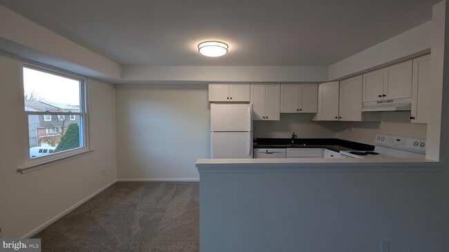 Building Photo - 646 Country Ln