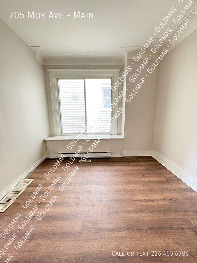 Photo du bâtiment - NEW LISTING
