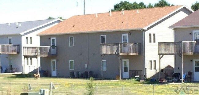 BIG BACKYARD! - 1402 E Redwood Blvd
