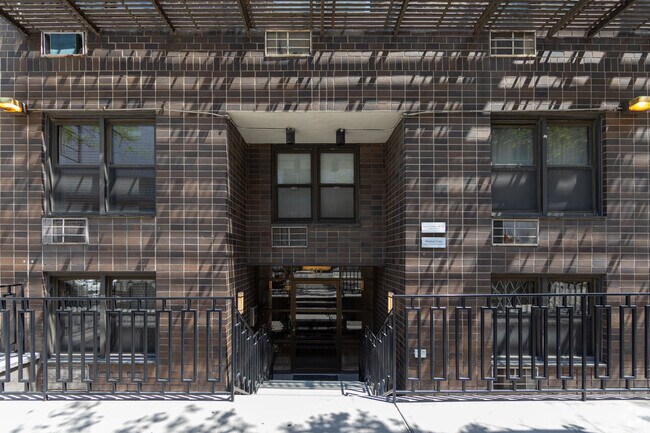 Entrada - 319 W 54th St