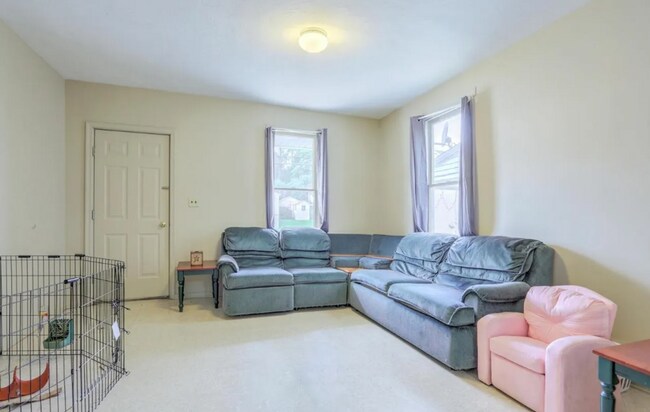 Building Photo - Charming 3 Bedroom with Open Living Area & Shared Porch!