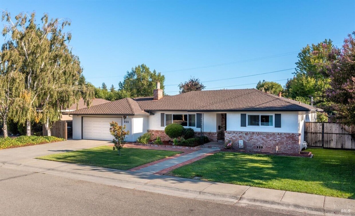 Primary Photo - Charming 4 Bed, 3 Bath Custom Home with Po...