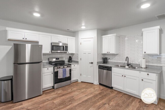 Building Photo - Luxurious Fully Furnished Mid-Term Townhom...
