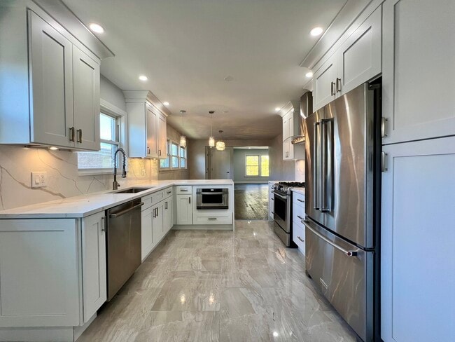 Building Photo - 3335 W Pratt Ave