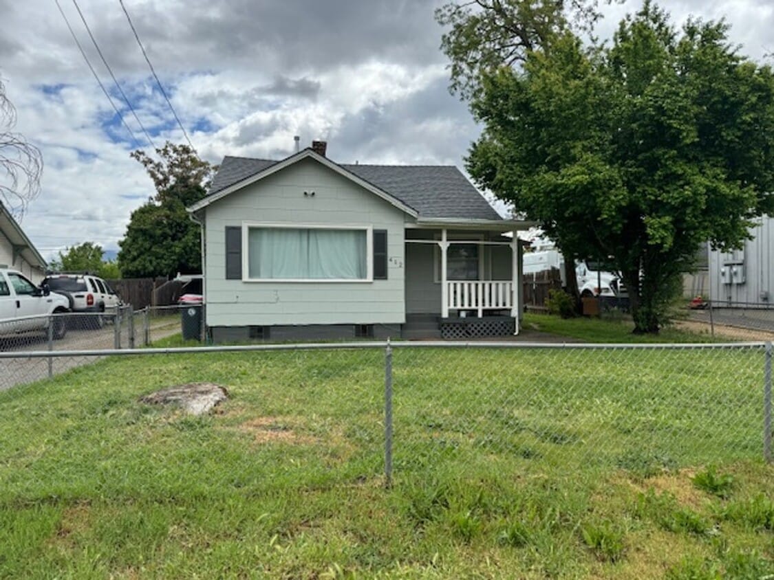 Primary Photo - CHARMING OLDER 2 BEDROOM HOME W/ BUILT INS