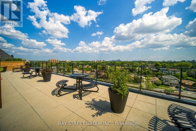 Photo du bâtiment - 741-741 Sheppard Ave W