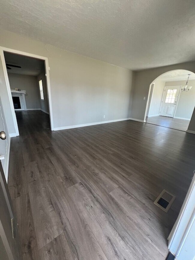 Building Photo - 3 Bedroom, 1.5 Bath Home in Dearing