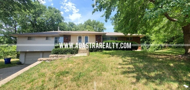 Building Photo - Spacious Shawnee Duplex-Available in SEPTE...