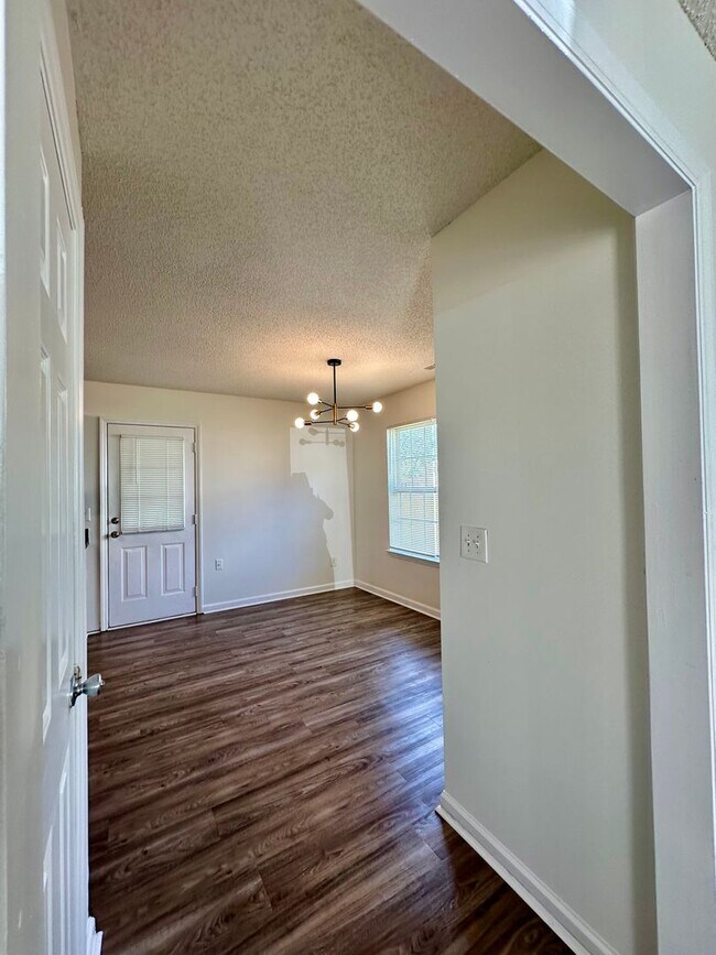 Building Photo - Spacious 3 Bedroom House for Rent Near Air...