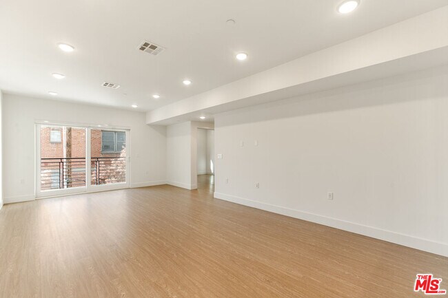 Building Photo - 837 S Harvard Blvd