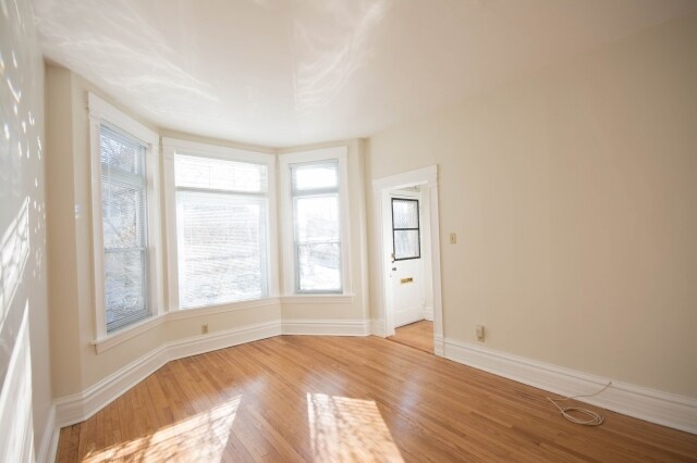Primary Photo - 1754 W School St