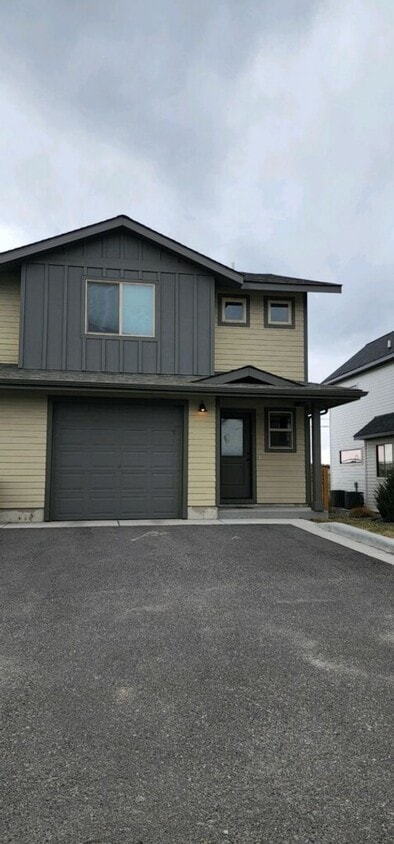 Primary Photo - Centrally located 3 bed 2.5 bath condo