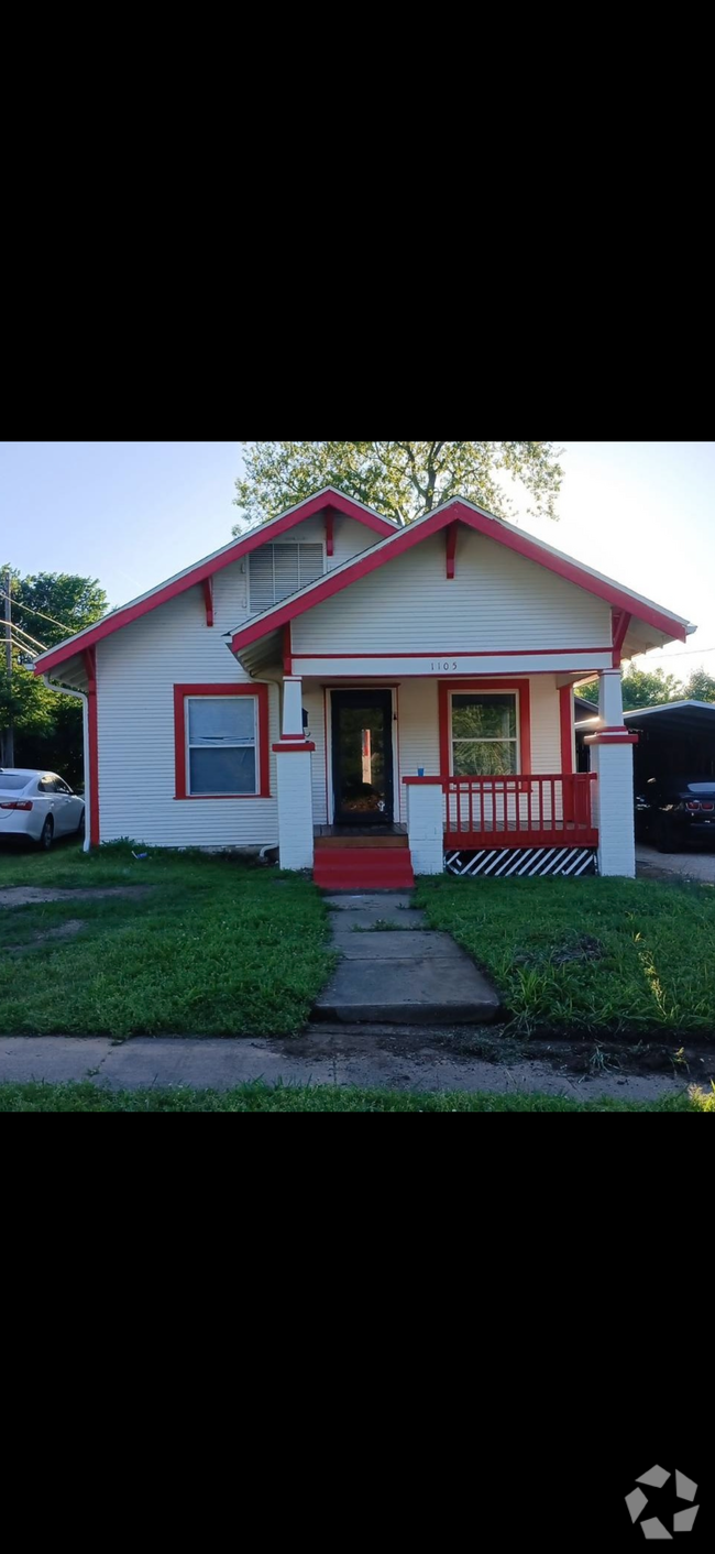 Building Photo - 1105 5th St