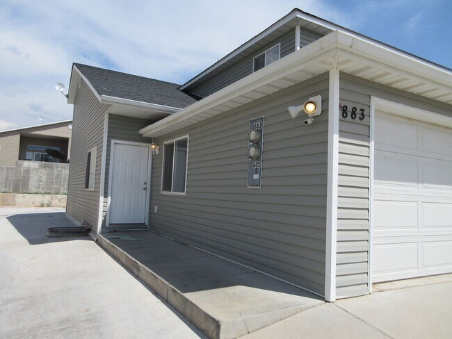 Foto del edificio - 7 bedroom, 3 bathroom twin home