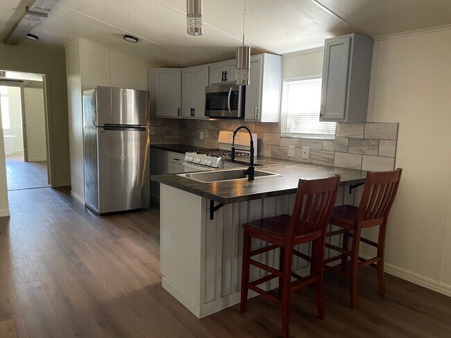 Building Photo - 4035 N Robin Dr