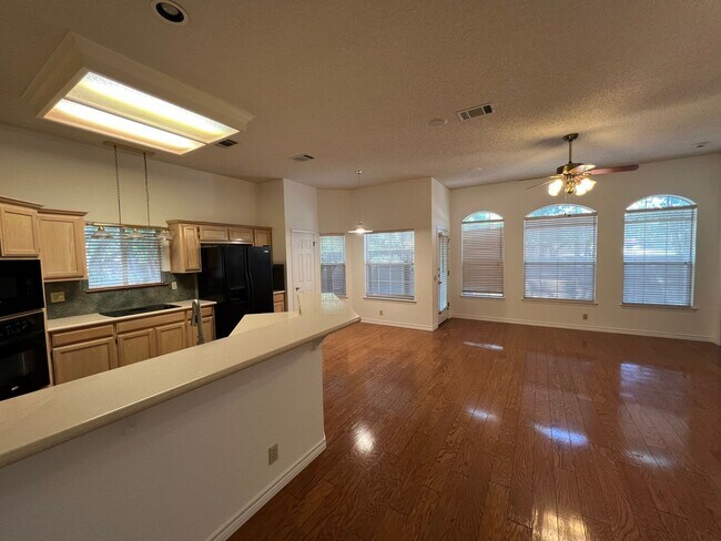Foto del edificio - Spacious Canyon Creek 3 bed 2 bath Home