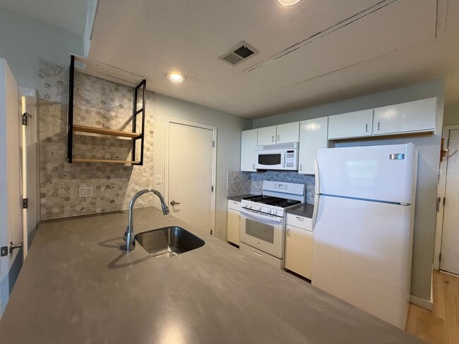 Building Photo - Cute 2 Bedroom 1.5 Bathroom Located In Downtown Albuquerque!