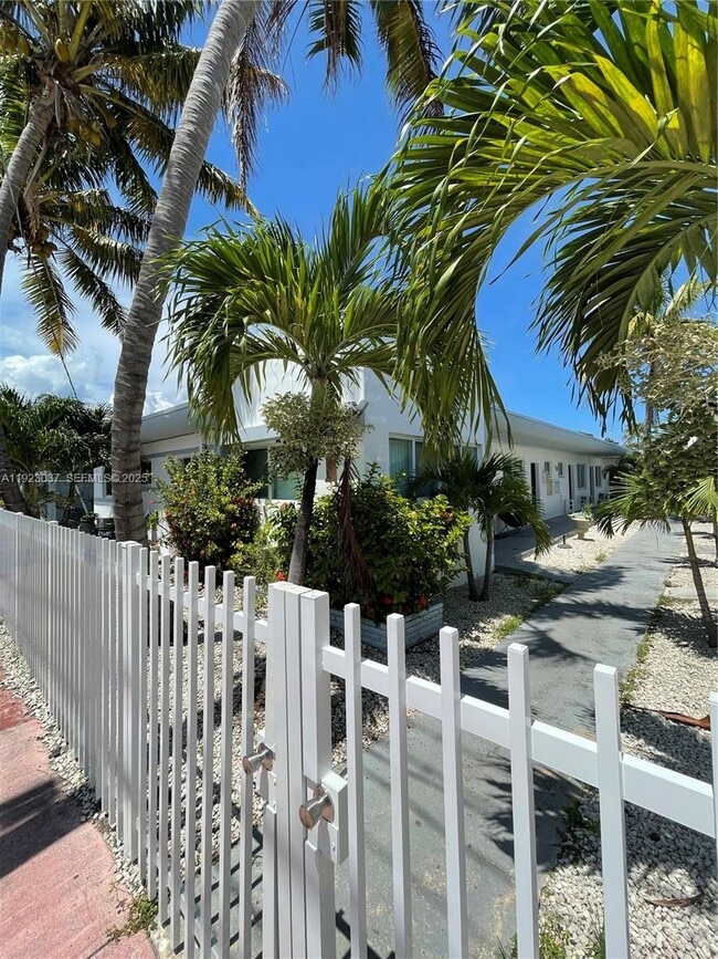 Foto del edificio - 8215 Crespi Blvd