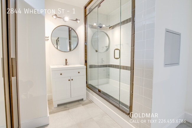 Photo du bâtiment - New Listing in Vibrant Ford City