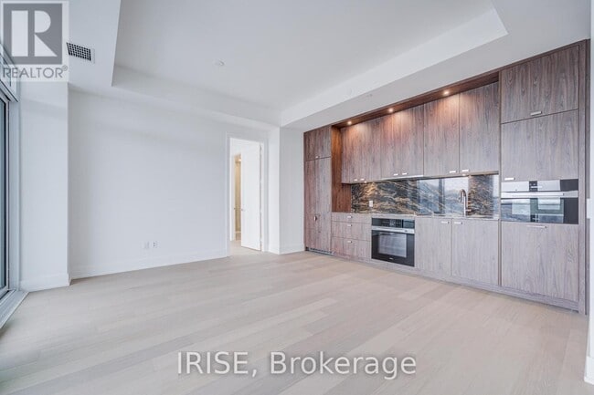 Photo du bâtiment - 399 Royal Orchard Blvd